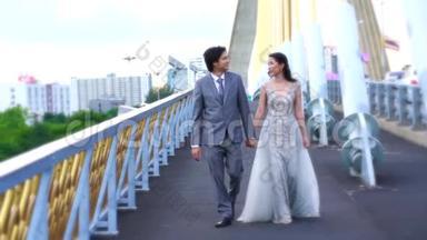新<strong>婚</strong>夫妇在桥上散步